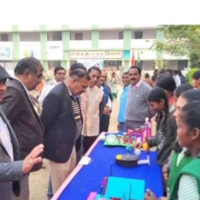 आईसेक्ट विश्वविद्यालय की ओर से आरएमएमएम प्लस टू उच्च विद्यालय में आयोजित शोध शिखर बाल विज्ञान पर्व