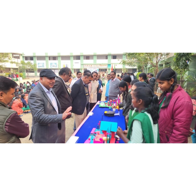 आईसेक्ट विश्वविद्यालय की ओर से आरएमएमएम प्लस टू उच्च विद्यालय में आयोजित शोध शिखर बाल विज्ञान पर्व