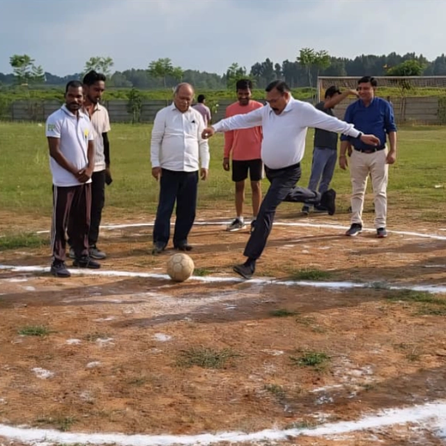 आईसेक्ट विश्वविद्यालय में खेले गए फुटबॉल मैच में एडमिन टीम और वॉलीबॉल में एकेडमिक टीम ने मारी बाजी
