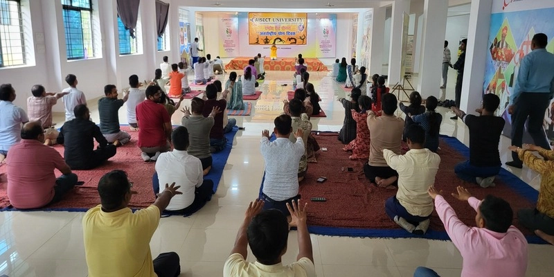 आईसेक्ट विश्वविद्यालय, हजारीबाग के मुख्य कैंपस में शनिवार को योग शिविर का आयोजन