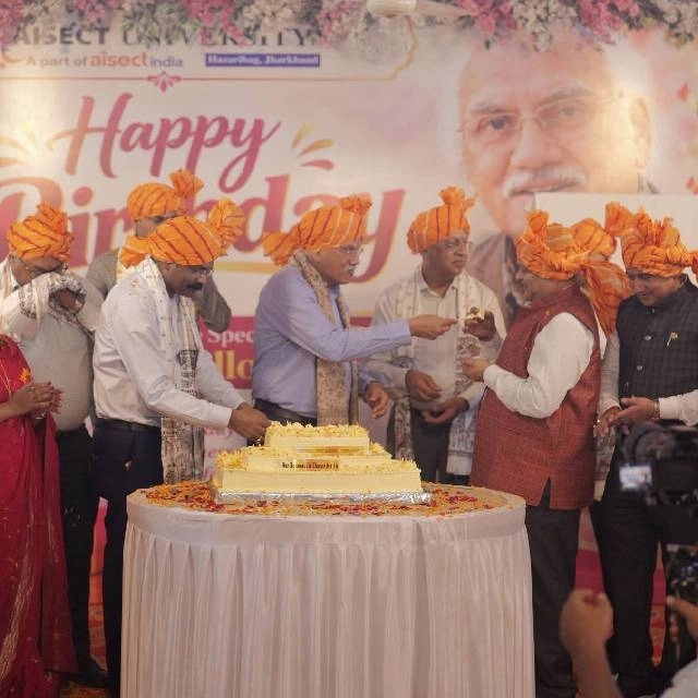 झारखंडी परंपरा के बीच मनाया गया कुलाधिपति डॉ. संतोष चौबे का यादगार जन्मदिन